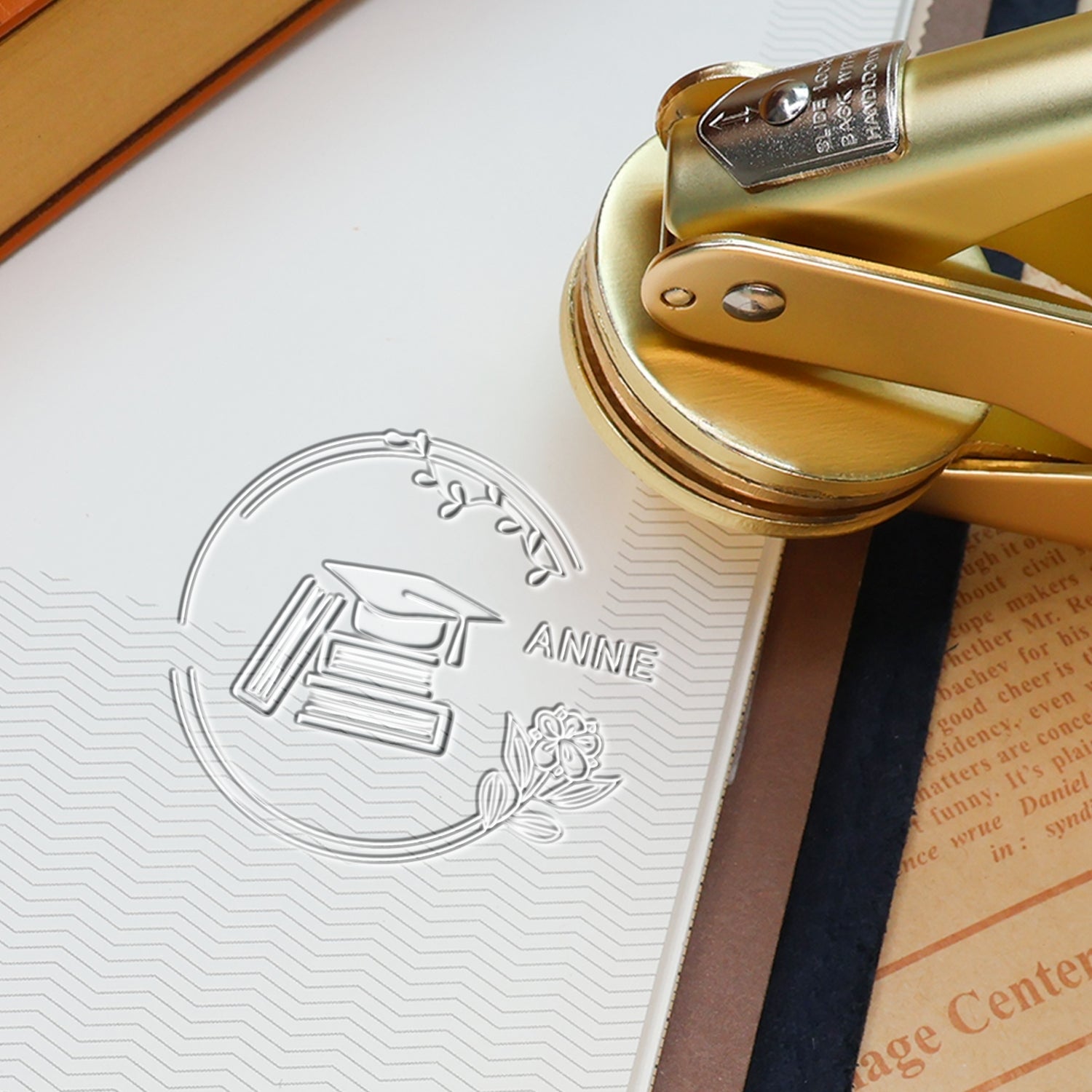 Timbre à sec de livre à chapeau de remise de diplômes personnalisé Timbre à sec de livre à chapeau de remise de diplômes personnalisé111