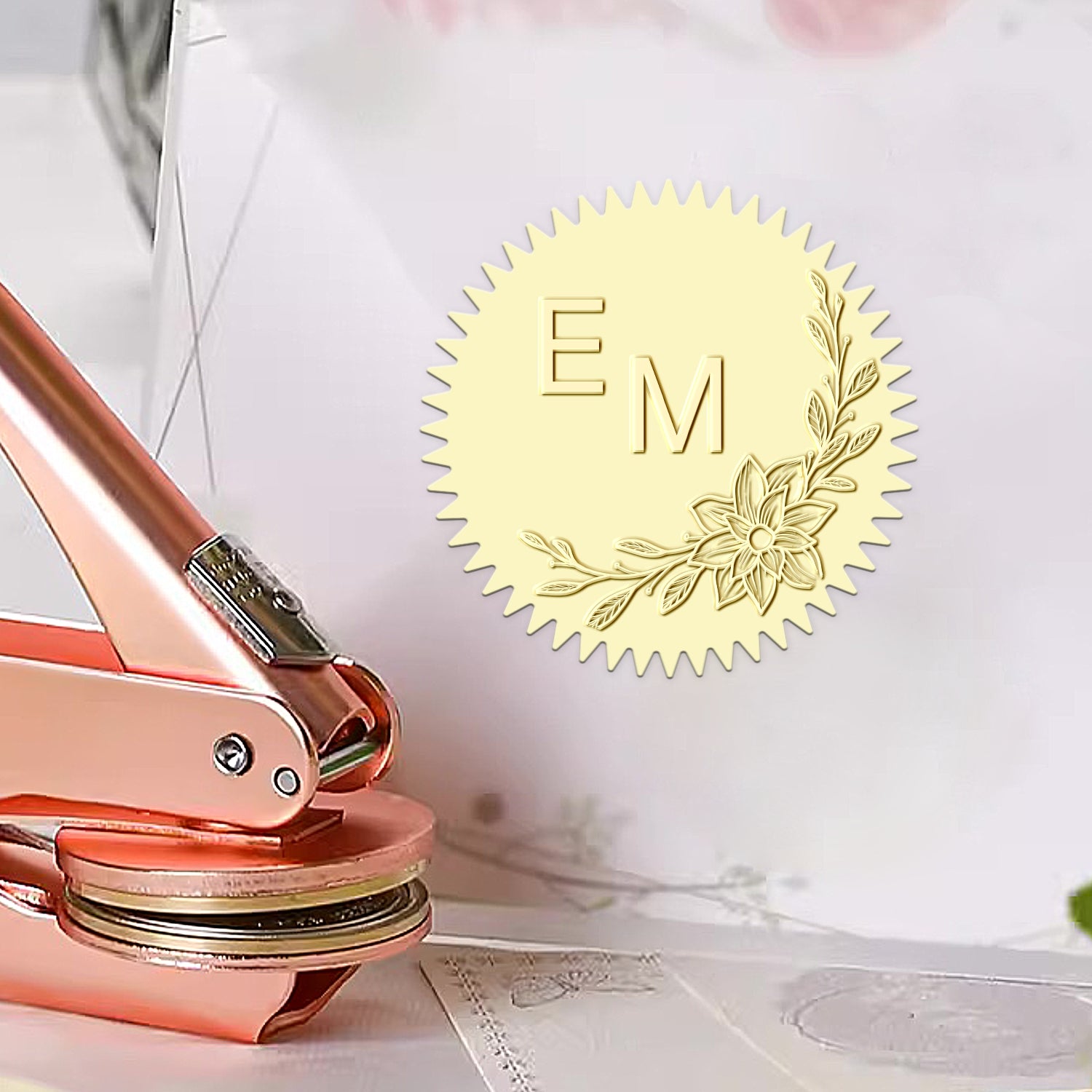 Timbre à sec de monogramme de mariage avec initiales botaniques personnalisées - Style 4 Timbre à sec de monogramme de mariage avec initiales botaniques personnalisées - Style 414 21