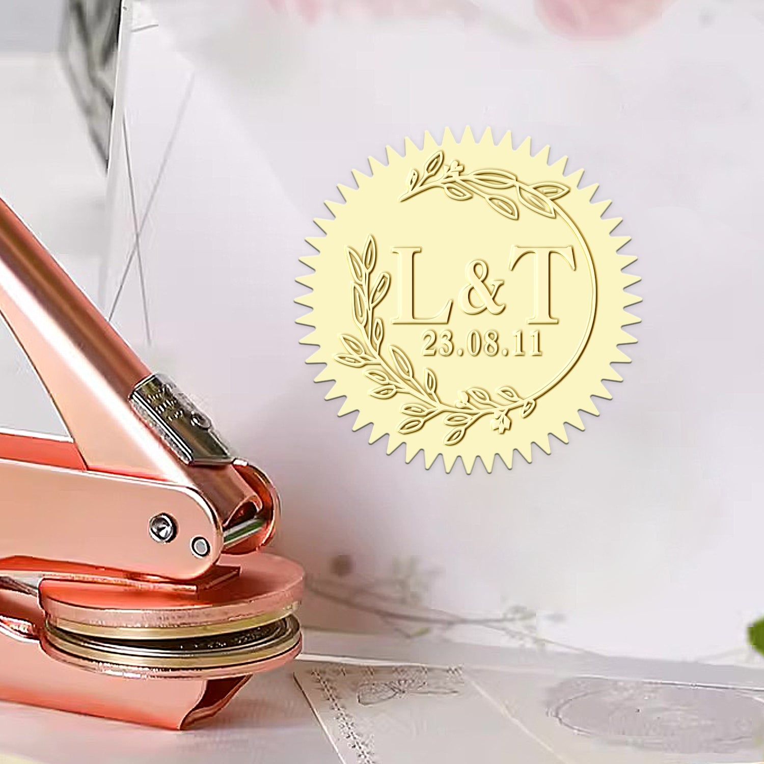 Timbre à sec de mariage personnalisé avec branches et monogramme d'initiales 1-311