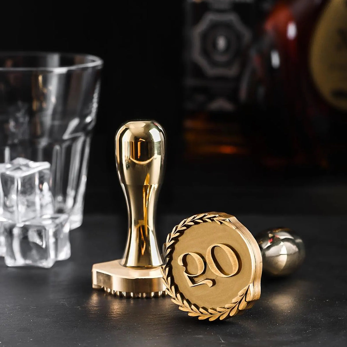 Tampon encreur à glace en laiton double monogramme cercle de laurier pour Bartender et planificateur